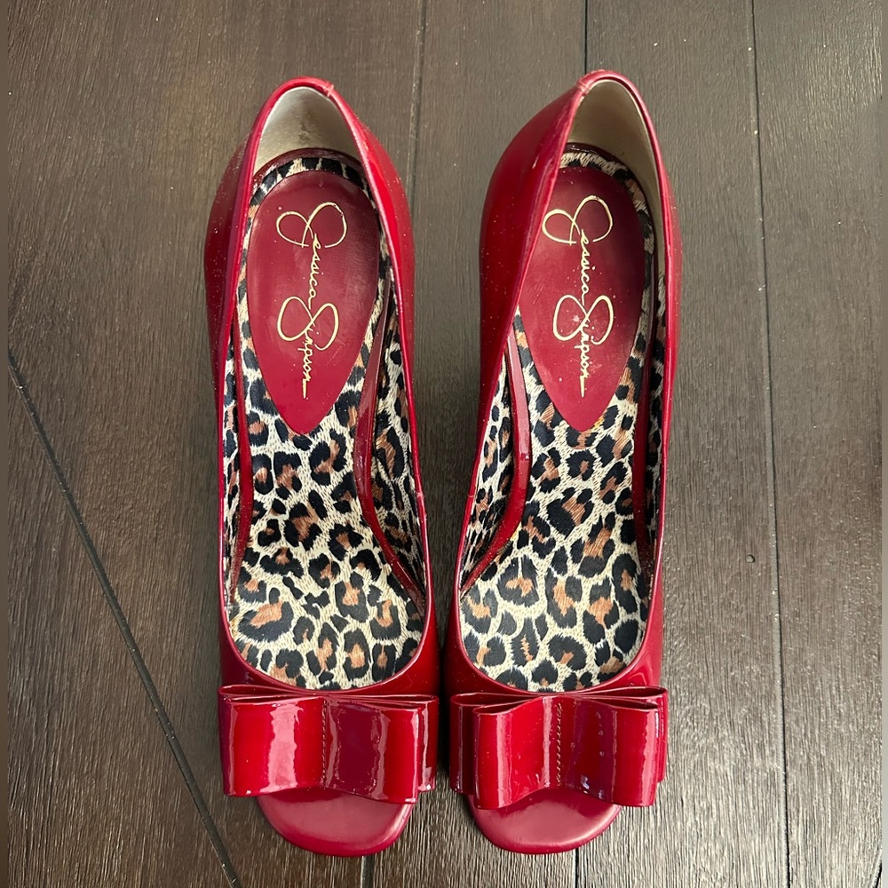 Open to pumps with bow